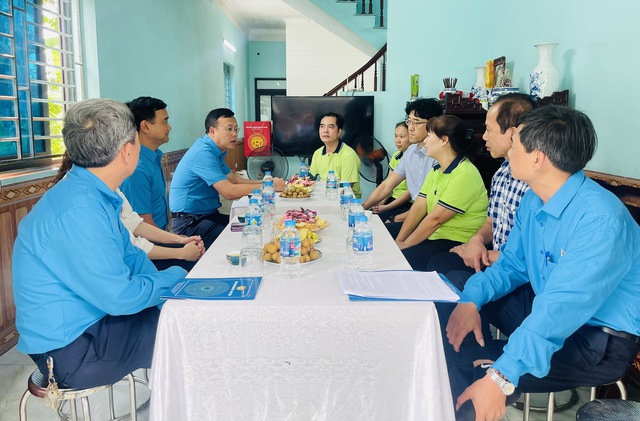 Thăm, tặng quà công nhân bị tai nạn lao động- Ảnh 1. Thăm, tặng quà công nhân bị tai nạn lao động- Ảnh 1.