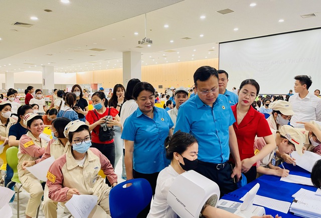 Tầm soát ung thư, khám sức khỏe miễn phí cho công nhân lao động- Ảnh 1. Tầm soát ung thư, khám sức khỏe miễn phí cho công nhân lao động- Ảnh 1.