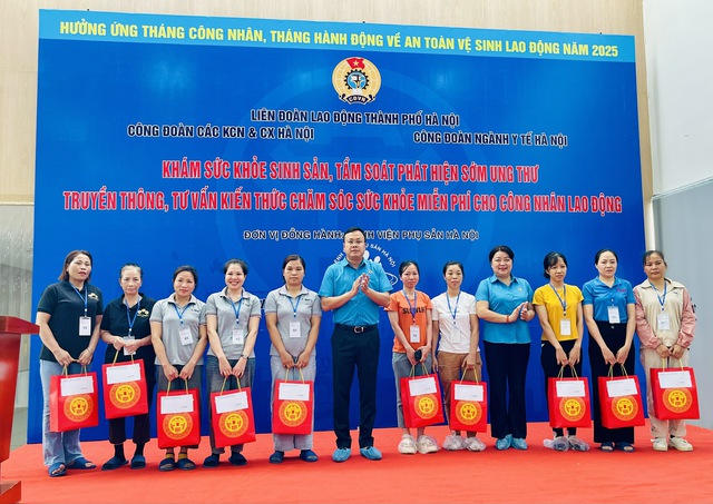 Tầm soát ung thư, khám sức khỏe miễn phí cho công nhân lao động- Ảnh 2. Tầm soát ung thư, khám sức khỏe miễn phí cho công nhân lao động- Ảnh 2.