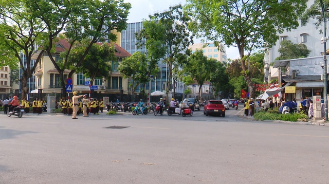 Công an TP. Hà Nội bảo đảm an ninh trật tự phục vụ nhân dân chiêm bái Xá lợi Đức Phật- Ảnh 3. Công an TP. Hà Nội bảo đảm an ninh trật tự phục vụ nhân dân chiêm bái Xá lợi Đức Phật- Ảnh 3.
