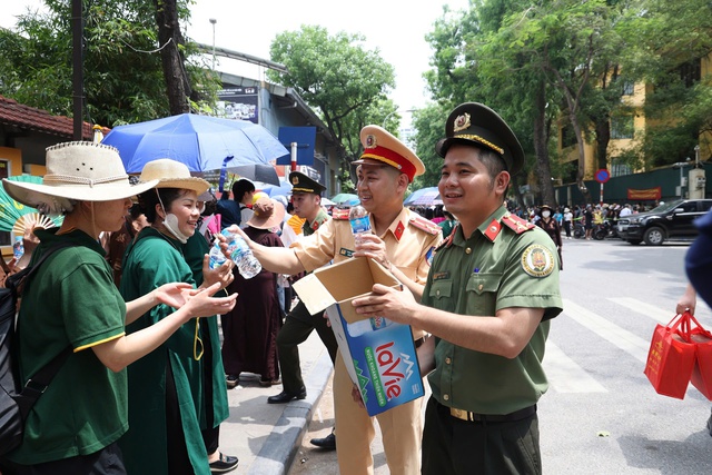 Công an TP. Hà Nội bảo đảm an ninh trật tự phục vụ nhân dân chiêm bái Xá lợi Đức Phật- Ảnh 4. Công an TP. Hà Nội bảo đảm an ninh trật tự phục vụ nhân dân chiêm bái Xá lợi Đức Phật- Ảnh 4.