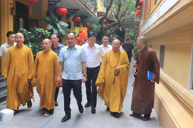 Công an TP. Hà Nội bảo đảm an ninh trật tự phục vụ nhân dân chiêm bái Xá lợi Đức Phật- Ảnh 2. Công an TP. Hà Nội bảo đảm an ninh trật tự phục vụ nhân dân chiêm bái Xá lợi Đức Phật- Ảnh 2.