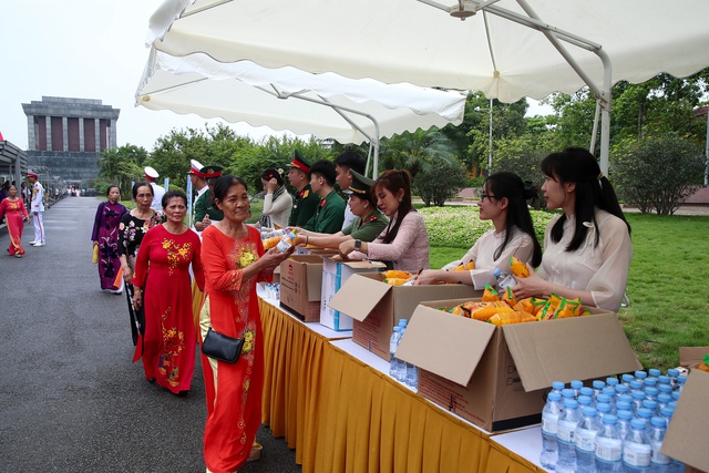 Hàng nghìn người dân xếp hàng vào Lăng viếng Bác- Ảnh 10. Hàng nghìn người dân xếp hàng vào Lăng viếng Bác- Ảnh 10.