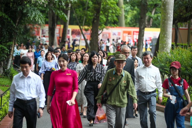 Hàng nghìn người dân xếp hàng vào Lăng viếng Bác- Ảnh 11. Hàng nghìn người dân xếp hàng vào Lăng viếng Bác- Ảnh 11.