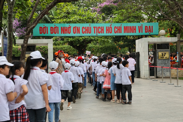 Hàng nghìn người dân xếp hàng vào Lăng viếng Bác- Ảnh 2. Hàng nghìn người dân xếp hàng vào Lăng viếng Bác- Ảnh 2.