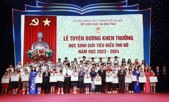 Hà Nội khen thưởng 852 học sinh tiêu biểu- Ảnh 1. Hà Nội khen thưởng 852 học sinh tiêu biểu- Ảnh 1.