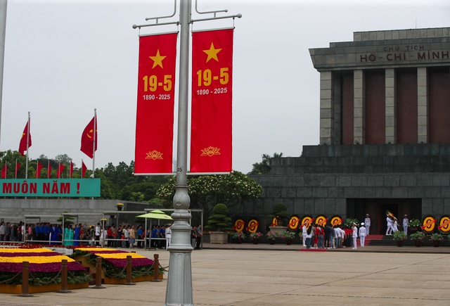 Hàng nghìn người dân xếp hàng vào Lăng viếng Bác- Ảnh 3. Hàng nghìn người dân xếp hàng vào Lăng viếng Bác- Ảnh 3.