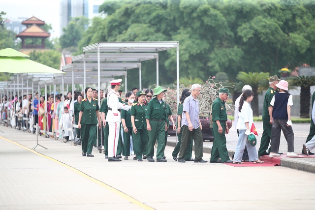 Hàng nghìn người dân xếp hàng vào Lăng viếng Bác- Ảnh 5. Hàng nghìn người dân xếp hàng vào Lăng viếng Bác- Ảnh 5.