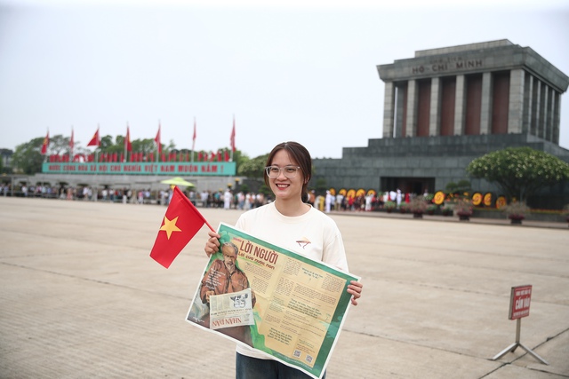 Hàng nghìn người dân xếp hàng vào Lăng viếng Bác- Ảnh 8. Hàng nghìn người dân xếp hàng vào Lăng viếng Bác- Ảnh 8.