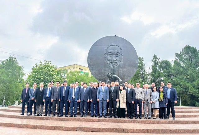 Đoàn công tác Công an TP. Hà Nội dâng hoa tại Quảng trường Hồ Chí Minh ở TP Mát-xcơ-va- Ảnh 2. Đoàn công tác Công an TP. Hà Nội dâng hoa tại Quảng trường Hồ Chí Minh ở TP Mát-xcơ-va- Ảnh 2.
