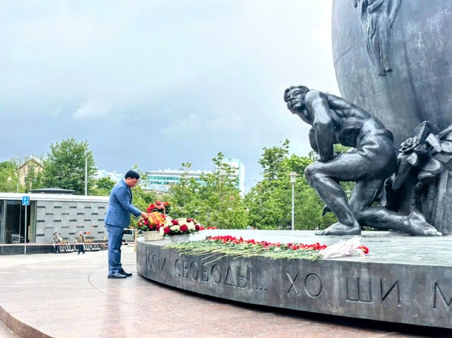 Đoàn công tác Công an TP. Hà Nội dâng hoa tại Quảng trường Hồ Chí Minh ở TP Mát-xcơ-va- Ảnh 1. Đoàn công tác Công an TP. Hà Nội dâng hoa tại Quảng trường Hồ Chí Minh ở TP Mát-xcơ-va- Ảnh 1.