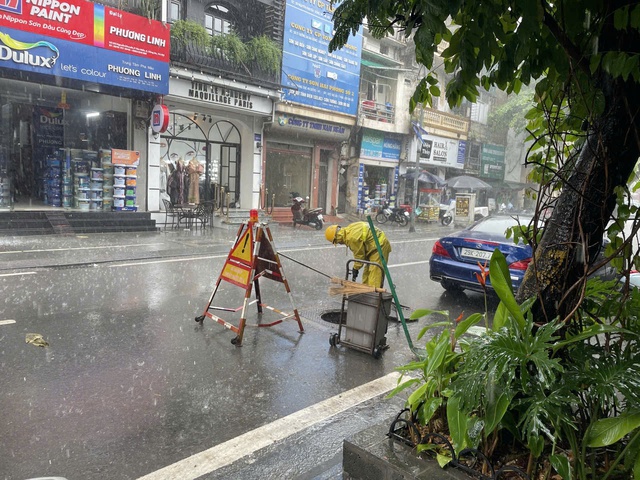 Hà Nội ứng trực bảo đảm thoát nước sau cơn mưa lớn- Ảnh 1. Hà Nội ứng trực bảo đảm thoát nước sau cơn mưa lớn- Ảnh 1.