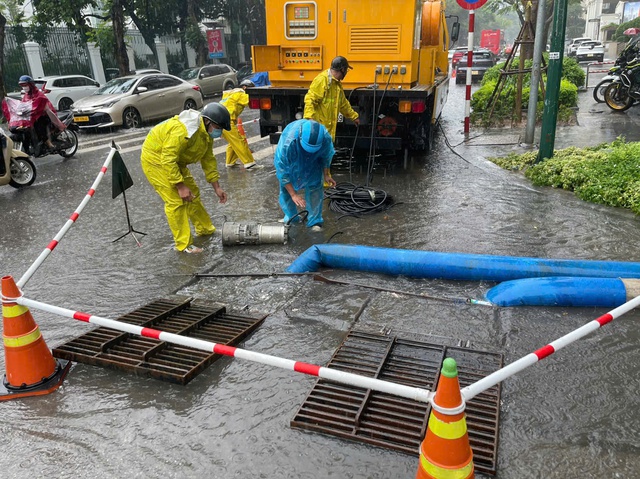 Hà Nội ứng trực bảo đảm thoát nước sau cơn mưa lớn- Ảnh 3. Hà Nội ứng trực bảo đảm thoát nước sau cơn mưa lớn- Ảnh 3.