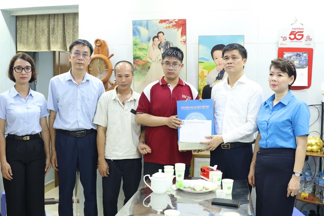 Thăm, hỗ trợ gia đình công nhân bị tai nạn và có hoàn cảnh khó khăn- Ảnh 1. Thăm, hỗ trợ gia đình công nhân bị tai nạn và có hoàn cảnh khó khăn- Ảnh 1.