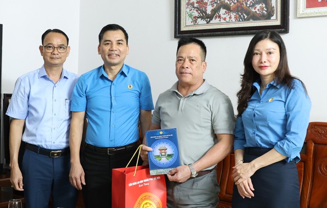 Công đoàn chăm lo, tặng quà cho đoàn viên người lao động có hoàn cảnh khó khăn- Ảnh 1. Công đoàn chăm lo, tặng quà cho đoàn viên người lao động có hoàn cảnh khó khăn- Ảnh 1.