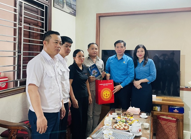 Công đoàn chăm lo, tặng quà cho đoàn viên người lao động có hoàn cảnh khó khăn- Ảnh 2. Công đoàn chăm lo, tặng quà cho đoàn viên người lao động có hoàn cảnh khó khăn- Ảnh 2.