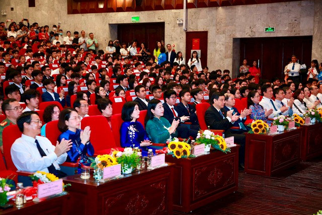 Tuyên dương học sinh giỏi tiêu biểu Thủ đô- Ảnh 1. Tuyên dương học sinh giỏi tiêu biểu Thủ đô- Ảnh 1.