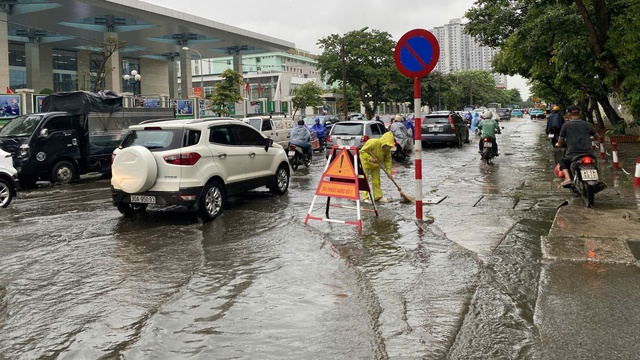 Hà Nội sẵn sàng lực lượng ứng trực thoát nước khi có mưa - Ảnh 1. Hà Nội sẵn sàng lực lượng ứng trực thoát nước khi có mưa - Ảnh 1.