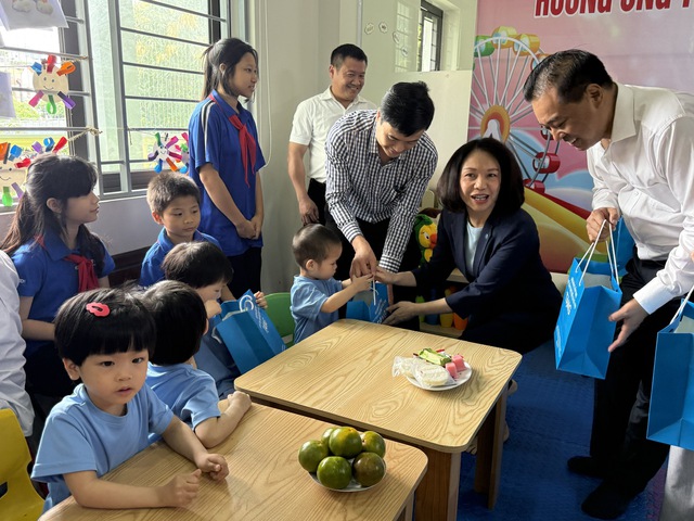 Thăm, tặng quà Trung tâm bảo trợ xã hội 3 Hà Nội nhân dịp Quốc tế thiếu nhi- Ảnh 1. Thăm, tặng quà Trung tâm bảo trợ xã hội 3 Hà Nội nhân dịp Quốc tế thiếu nhi- Ảnh 1.
