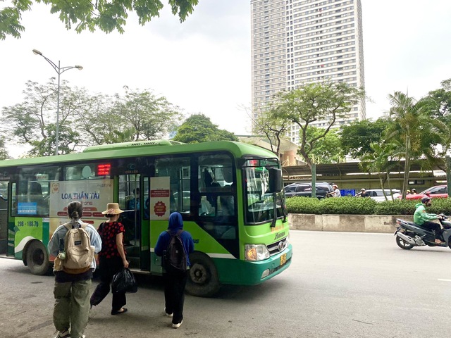 Giải pháp tăng sức hút cho người dân sử dụng phương tiện công cộng- Ảnh 1. Giải pháp tăng sức hút cho người dân sử dụng phương tiện công cộng- Ảnh 1.