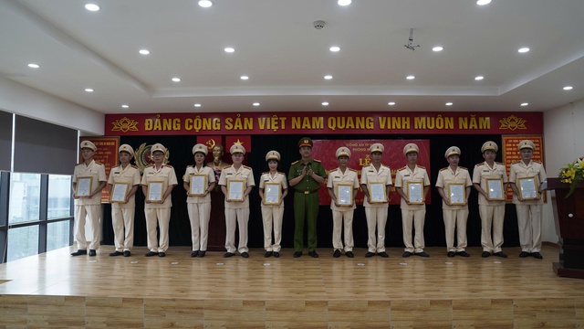 Công an TP. Hà Nội công bố quyết định thăng cấp bậc hàm năm 2025- Ảnh 5. Công an TP. Hà Nội công bố quyết định thăng cấp bậc hàm năm 2025- Ảnh 5.