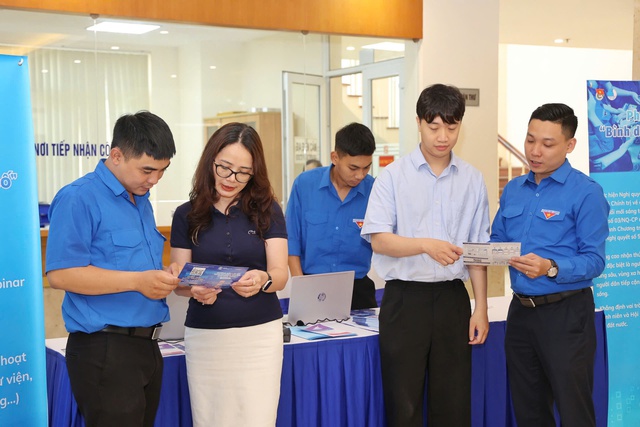 Quận Hoàn Kiếm phát động phong trào 'Bình dân học vụ số'- Ảnh 3. Quận Hoàn Kiếm phát động phong trào 'Bình dân học vụ số'- Ảnh 3.