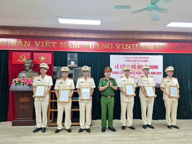 Công an TP. Hà Nội công bố quyết định thăng cấp bậc hàm năm 2025- Ảnh 4. Công an TP. Hà Nội công bố quyết định thăng cấp bậc hàm năm 2025- Ảnh 4.