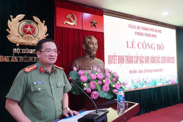 Công an TP. Hà Nội công bố quyết định thăng cấp bậc hàm năm 2025- Ảnh 3. Công an TP. Hà Nội công bố quyết định thăng cấp bậc hàm năm 2025- Ảnh 3.