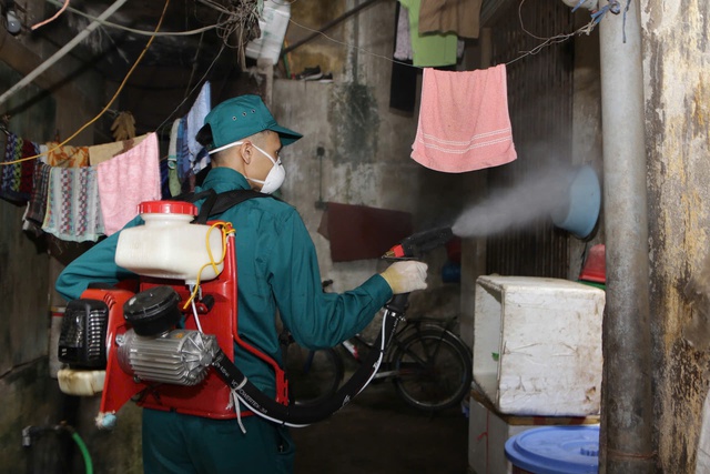 Hà Nội gia tăng số ca mắc COVID-19, sốt xuất huyết- Ảnh 1. Hà Nội gia tăng số ca mắc COVID-19, sốt xuất huyết- Ảnh 1.
