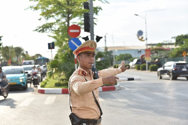 Bảo đảm tuyệt đối an ninh, an toàn dịp nghỉ lễ 30/4-01/5- Ảnh 1. Bảo đảm tuyệt đối an ninh, an toàn dịp nghỉ lễ 30/4-01/5- Ảnh 1.