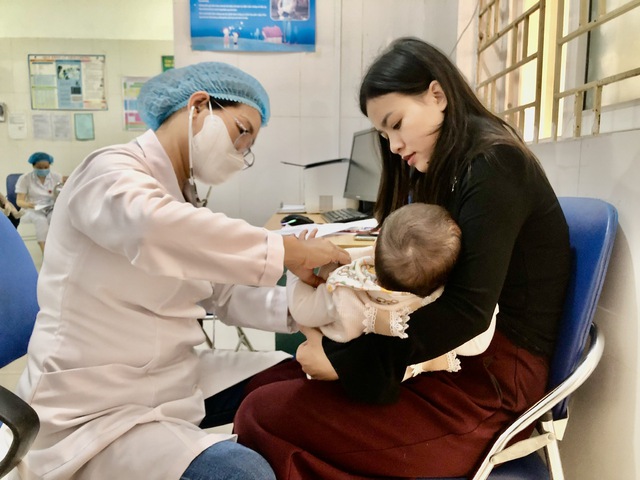 Dịch sởi tuy đã giảm nhẹ nhưng vẫn có xu hướng tăng ở nhóm trên 10 tuổi- Ảnh 1. Dịch sởi tuy đã giảm nhẹ nhưng vẫn có xu hướng tăng ở nhóm trên 10 tuổi- Ảnh 1.