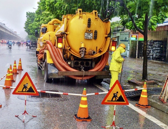 Đồng bộ các giải pháp chống úng ngập nội thành Hà Nội - Ảnh 1. Đồng bộ các giải pháp chống úng ngập nội thành Hà Nội - Ảnh 1.
