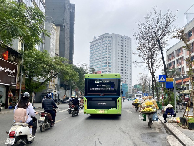Phát triển vận tải công cộng: Giải pháp căn cơ giảm áp lực giao thông- Ảnh 3. Phát triển vận tải công cộng: Giải pháp căn cơ giảm áp lực giao thông- Ảnh 3.