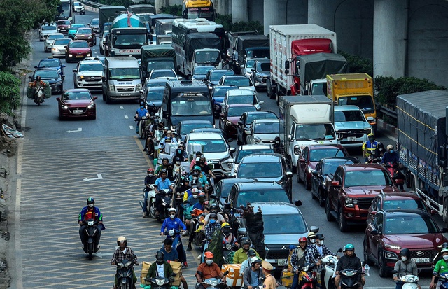Phát triển vận tải công cộng: Giải pháp căn cơ giảm áp lực giao thông- Ảnh 1. Phát triển vận tải công cộng: Giải pháp căn cơ giảm áp lực giao thông- Ảnh 1.