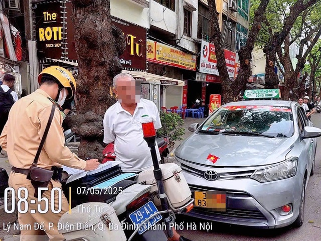 Công an Hà Nội xử lý nghiêm vi phạm hành lang an toàn đường sắt- Ảnh 2. Công an Hà Nội xử lý nghiêm vi phạm hành lang an toàn đường sắt- Ảnh 2.