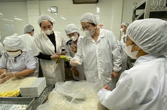 Tăng cường giám sát chặt chẽ các cơ sở kinh doanh thực phẩm- Ảnh 1. Tăng cường giám sát chặt chẽ các cơ sở kinh doanh thực phẩm- Ảnh 1.
