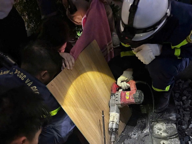 Giải cứu thành công cháu bé 8 tuổi bị kẹt tay trong đường ống đài phun nước- Ảnh 2.