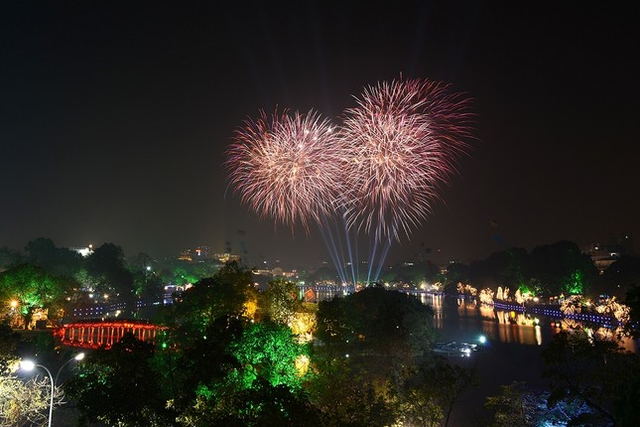 Hà Nội bắn pháo hoa 5 điểm chào mừng Quốc khánh 2/9- Ảnh 1. Hà Nội bắn pháo hoa 5 điểm chào mừng Quốc khánh 2/9- Ảnh 1.