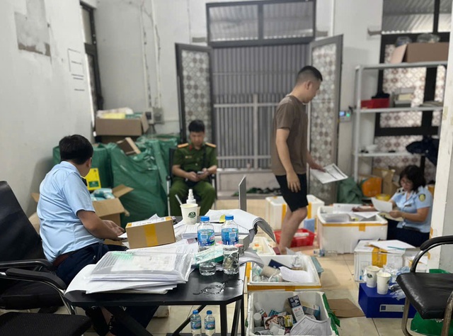 Tăng cường thanh, kiểm tra mỹ phẩm lưu thông trên thị trường- Ảnh 1. Tăng cường thanh, kiểm tra mỹ phẩm lưu thông trên thị trường- Ảnh 1.