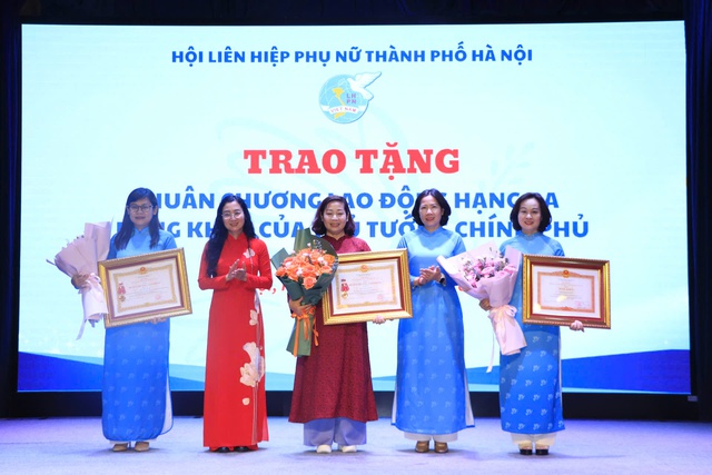 Hội LHPN Hà Nội phát động phòng trào 'Bình dân học vụ số'- Ảnh 1. Hội LHPN Hà Nội phát động phòng trào 'Bình dân học vụ số'- Ảnh 1.