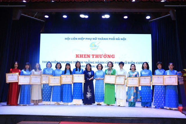 Hội LHPN Hà Nội phát động phòng trào 'Bình dân học vụ số'- Ảnh 2. Hội LHPN Hà Nội phát động phòng trào 'Bình dân học vụ số'- Ảnh 2.