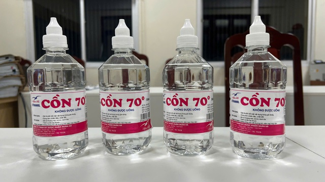 Bắt giữ 2 đối tượng sản xuất cồn y tế giả- Ảnh 2. Bắt giữ 2 đối tượng sản xuất cồn y tế giả- Ảnh 2.