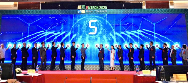 Khai mạc Hội chợ triển lãm quốc tế công nghệ năng lượng-môi trường Hà Nội- Ảnh 1. Khai mạc Hội chợ triển lãm quốc tế công nghệ năng lượng-môi trường Hà Nội- Ảnh 1.