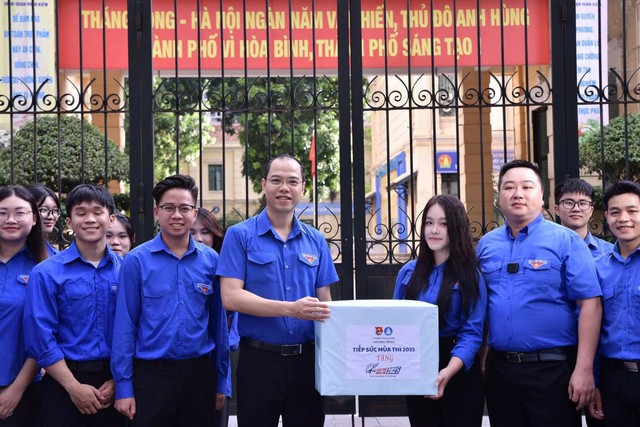 Thanh niên tình nguyện Thủ đô đồng hành cùng sĩ tử trong Kỳ thi tốt nghiệp THPT 2025- Ảnh 1. Thanh niên tình nguyện Thủ đô đồng hành cùng sĩ tử trong Kỳ thi tốt nghiệp THPT 2025- Ảnh 1.