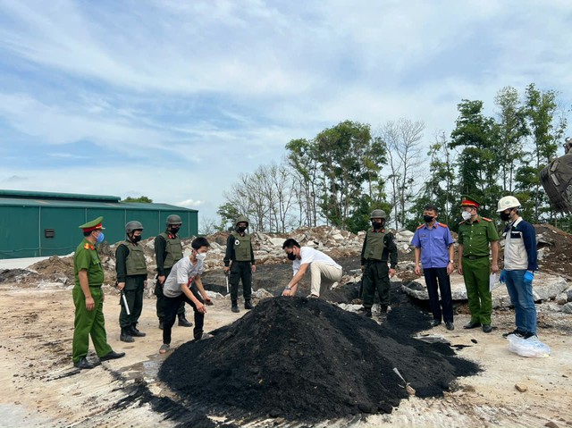 Công an Hà Nội phá vụ án chôn, lấp chất thải công nghiệp tại Phù Lỗ, Sóc Sơn- Ảnh 1. Công an Hà Nội phá vụ án chôn, lấp chất thải công nghiệp tại Phù Lỗ, Sóc Sơn- Ảnh 1.