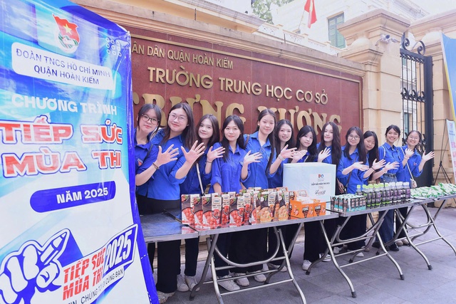 Thanh niên tình nguyện Thủ đô đồng hành cùng sĩ tử trong Kỳ thi tốt nghiệp THPT 2025- Ảnh 5. Thanh niên tình nguyện Thủ đô đồng hành cùng sĩ tử trong Kỳ thi tốt nghiệp THPT 2025- Ảnh 5.