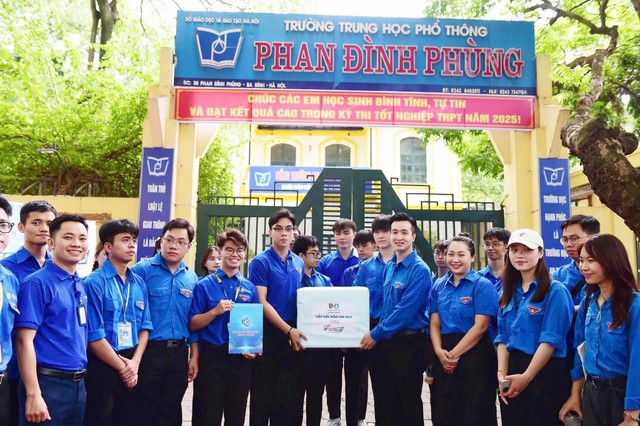 Thanh niên tình nguyện Thủ đô đồng hành cùng sĩ tử trong Kỳ thi tốt nghiệp THPT 2025- Ảnh 4. Thanh niên tình nguyện Thủ đô đồng hành cùng sĩ tử trong Kỳ thi tốt nghiệp THPT 2025- Ảnh 4.