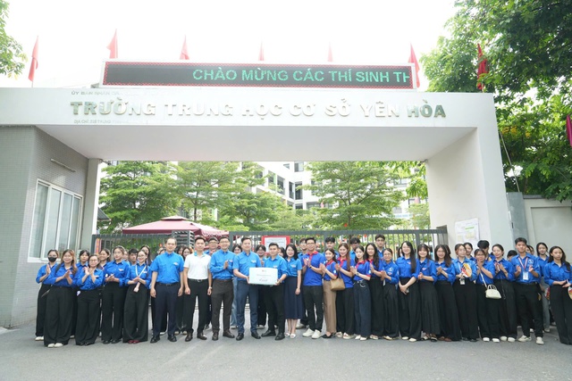 Thanh niên tình nguyện Thủ đô đồng hành cùng sĩ tử trong Kỳ thi tốt nghiệp THPT 2025- Ảnh 6. Thanh niên tình nguyện Thủ đô đồng hành cùng sĩ tử trong Kỳ thi tốt nghiệp THPT 2025- Ảnh 6.