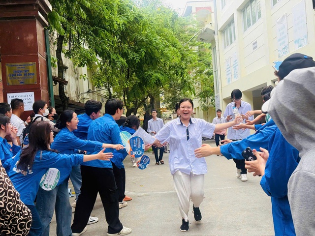 Thanh niên tình nguyện Thủ đô đồng hành cùng sĩ tử trong Kỳ thi tốt nghiệp THPT 2025- Ảnh 7. Thanh niên tình nguyện Thủ đô đồng hành cùng sĩ tử trong Kỳ thi tốt nghiệp THPT 2025- Ảnh 7.