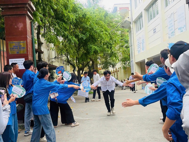 Thanh niên tình nguyện Thủ đô đồng hành cùng sĩ tử trong Kỳ thi tốt nghiệp THPT 2025- Ảnh 8. Thanh niên tình nguyện Thủ đô đồng hành cùng sĩ tử trong Kỳ thi tốt nghiệp THPT 2025- Ảnh 8.